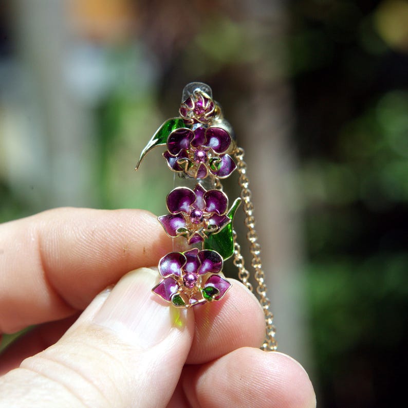 Naszyjnik z żywicy orchidea – ręcznie robiony wisiorek z drutu w kształcie kwiatu, prezent dla mamy zdjęcie 1