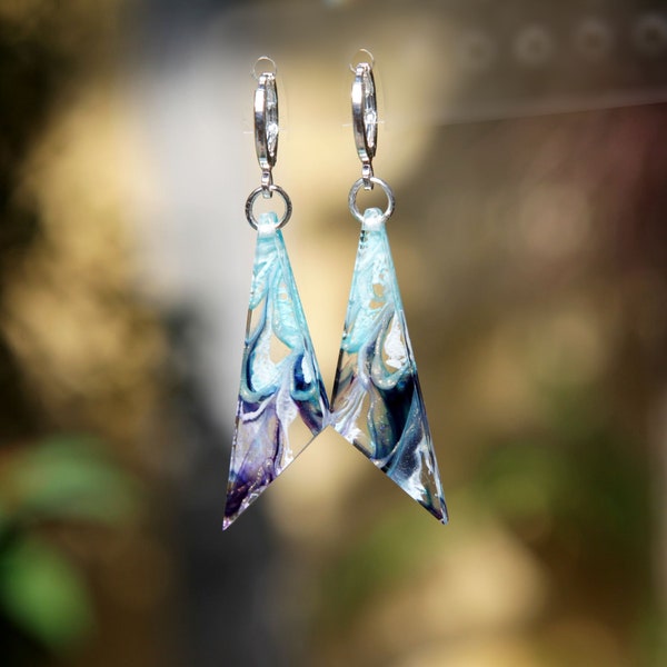 Boucles d'oreilles en résine effet marbre. Boucles d'oreilles triangle époxy. Boucles d'oreilles géométriques abstraites faites à la main. Boucles d’oreilles d’art en résine époxy. Bijoux époxy.