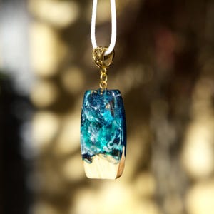 Ocean Wave-ketting hout en hars: handgemaakte strandkunstsieraden