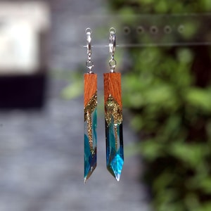 Boucles d&#39;oreilles en bois et résine Bijoux faits main. Boucles d&#39;oreilles en époxy. Boucles d&#39;oreilles en résine bleue. Cadeau d&#39;art sur bois en résine pour femme.