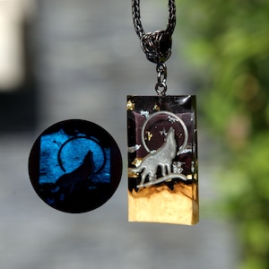 Colliers loup hurlant pour femme bijoux faits main. Collier pendentif en résine. Cadeau d&#39;art en bois en résine pour femme.