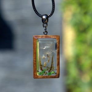 Collar con colgante de resina con forma de diente de león: joyería artesanal de terrario de madera.