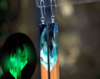 Boucles d'oreilles en résine de bois, bijoux faits à la main. Glow in the dark Boucles d’oreilles vert foncé en bois Epoxy. Cadeau d’art en bois de résine pour les femmes.