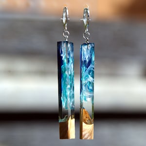 Pendientes de resina de madera con diseño de olas oceánicas y color turquesa: joyería de resina epoxi hecha a mano.
