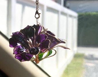 Ciondolo per specchietto retrovisore: acchiappasole per auto. Acchiappasole a forma di fiore viola in stile vetrata, realizzato a mano. Accessori in resina, un nuovo regalo per lei.