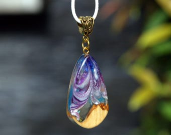 Halskette aus Harz und Holz mit Aurora-Borealis-Motiv: Handgefertigter Schmuck, der im Dunkeln leuchtet
