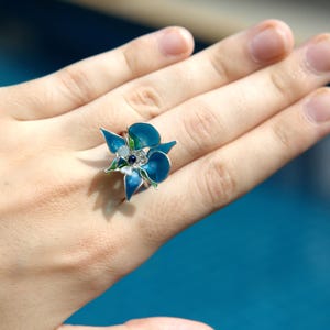 BLAUE ORCHIDEE Blumenharz RING Draht Blumenschmuck. Orchidee Blume Ring handgemachte Schmuck. Harz Blumen Ring Epoxy Resin Art. Geschenk für sie