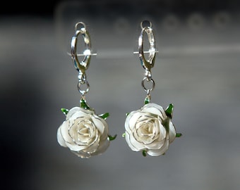 Weiße Brautohrringe für Damen – Hochzeitsschmuck aus Harz mit Rosenblüten