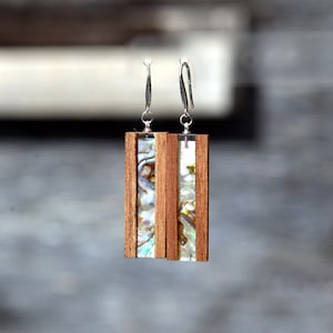 Orecchini in resina di abalone realizzati a mano: design verticale in legno di mogano