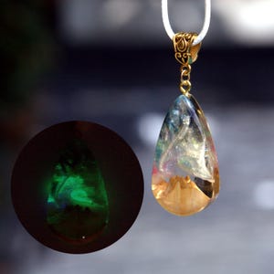 Northern Lights Art Necklaces for women. Resin pendant necklace. Aurora boreale wood resin jewelry gift for women.