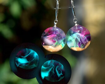 Small round resin wood earrings. Aurora boreale Resin earrings. Wood resin jewelry handmade. Northern lights art epoxy earrings