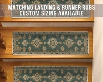 Op de afbeelding: Drie groene en beige getrapte treden met een witte rand. De treden bevinden zich op een houten trap. De tekst "Matching Landing & Runner Rugs Custom Sizing Available" staat bovenaan de afbeelding.