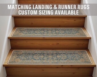 Op de afbeelding: Een set blauwe en beige getrapte treden met een witte rand. De tekst "Matching Landing & Runner Rugs Custom Sizing Available" wordt boven de traptreden weergegeven.