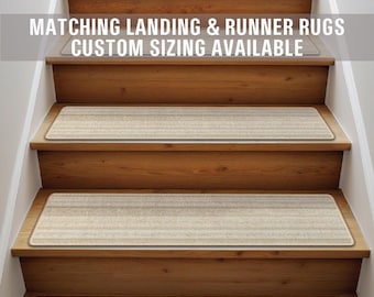 Op de afbeelding: Beige traptreden met een subtiel gestreept patroon. De treden zijn geïnstalleerd op een houten trap. De tekst "Matching Landing & Runner Rugs Custom Sizing Available" wordt boven de trap weergegeven.