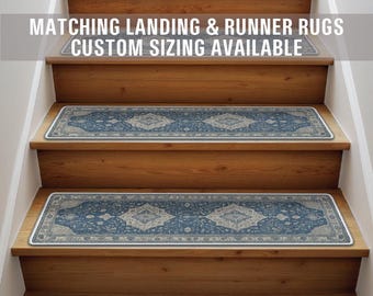 Op de afbeelding: Een set blauwe en witte gepatroneerde traptreden met een witte rand. De tekst "Matching Landing & Runner Rugs Custom Sizing Available" wordt boven de traptreden weergegeven.