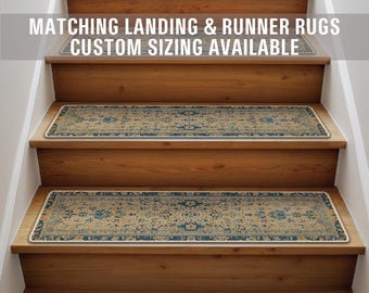Op de afbeelding: Een set van vier blauwe en beige getrapte treden met een witte rand. De traptreden bevinden zich op een houten trap. De tekst "Matching Landing & Runner Rugs Custom Sizing Available" staat bovenaan de afbeelding.