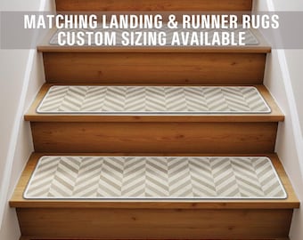 Op de afbeelding: Een set beige en witte chevron-vormige traptreden met een witte rand. De tekst "Matching Landing & Runner Rugs Custom Sizing Available" wordt boven de trappen weergegeven.
