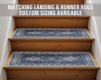 Op de afbeelding: Een set van vier blauwe en witte getrapte treden met een witte rand. De treden zijn op een houten trap. De tekst "Matching Landing & Runner Rugs Custom Sizing Available" wordt boven de trap weergegeven.