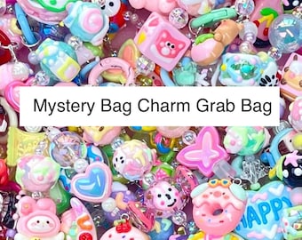 Puede incluir: Un surtido colorido de abalorios y cuentas de varias formas y tamaños, incluyendo donuts, corazones y animales. Los abalorios son en tonos rosa, azul y amarillo. El texto en la imagen dice "Mystery Bag Charm Grab Bag."