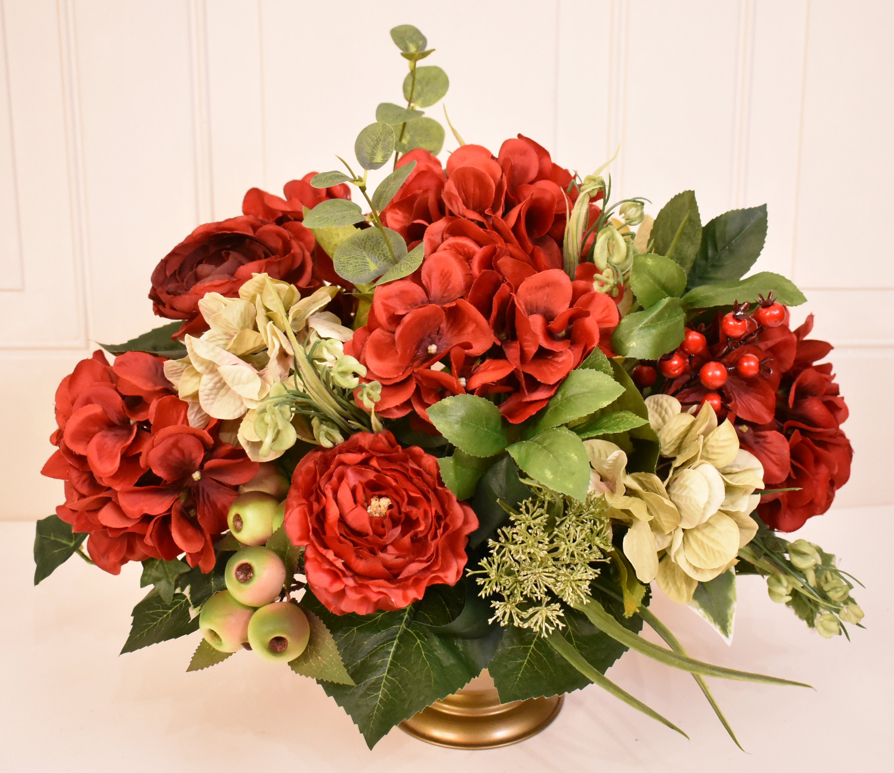 Arreglo de hortensias Centro de mesa floral de seda con hortensias rojas y  verdes en cuenco dorado antiguo - Etsy México, image size:2940x2540