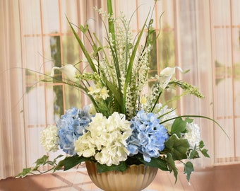 Blaue und weiße Seide Hortensie und Calla Lilie Blumenarrangement