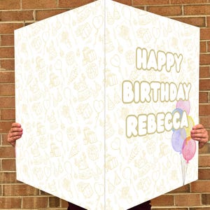 Tarjeta gigante de cumpleaños amarilla personalizada (85 x 55 cm) con nombre personalizado. Letrero gigante de celebración con globos.