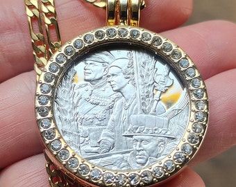 Collana con pendente a forma di moneta del Giubileo reale in argento sterling del 1972, commemorativa di Elisabetta II e del Principe Filippo su una catena Figaro riempita d'oro da 18KGF