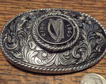 Antyczna, oryginalna irlandzka klamra do paska kowbojskiego z 1967 roku, z półkoroną harfą, 2s6d, wykonana z chirurgicznej stali Coiron. Wymiary: 3" x 4,5", pasuje do paska o szerokości do 44 mm, z certyfikatem autentyczności.