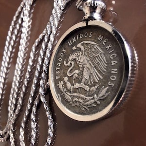 1953 mexikanskt silvermynt på 25 centavos, hänge i silver, satt på en 24" italiensk repkedja i sterlingsilver, 22 mm i diameter.