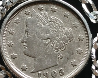 Rara moneda de níquel Liberty estadounidense de 1905 montada en una cadena de eslabones de plata esterlina.