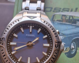 Vintage 2000 Fossil Blue Green color shifting dial watch. high voltage quartz, 330ft, surgical stainless Original box, 7" to 8",  40mm diam
