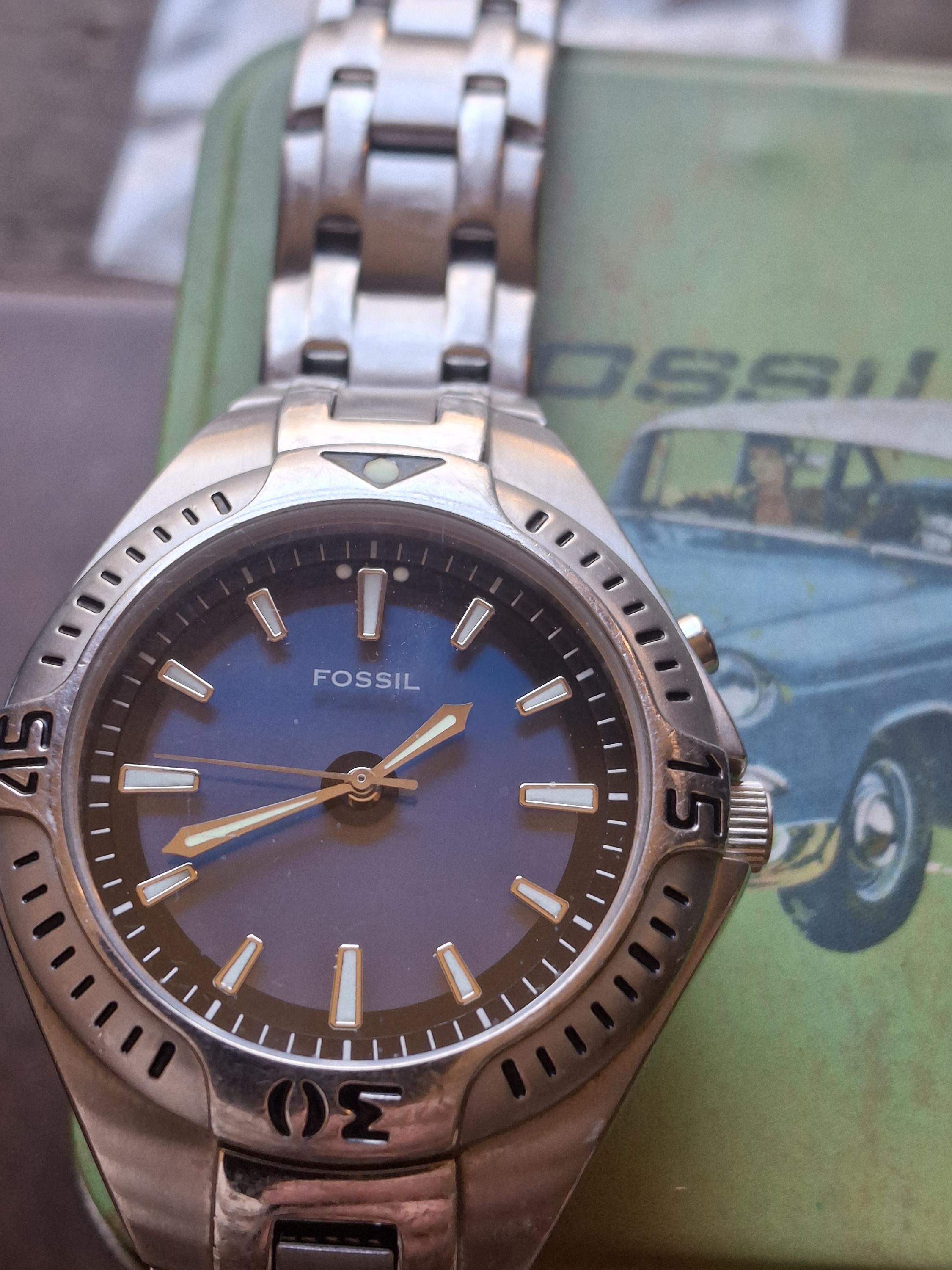 Vintage 2000 Fossil Blue Green Color Shifting Dial Watch. High 