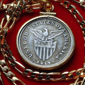 1917年、アメリカ、フィリピン、マヨン山、メイデン銀貨20センタボ、14KGF金張りコインペンダント、金張りフィガロチェーン付き。鑑定書と箱付き。23mm
