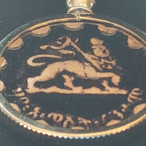 1936-1944 Pendentif classique en cuivre avec pièce de monnaie représentant un Lion de Juda. Pièce de 1,1 po. de diamètre fabriquée en Oklahoma à partir de pièces de monnaie éthiopiennes.