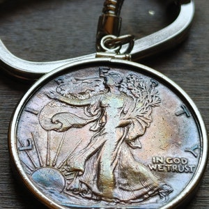 Hübscher, seltener, schön getönter 1943 Walking Liberty amerikanischer geprägter Sterlingsilber-Münzen-Schlüsselanhänger mit US-Minze-COA & Geschenkbox.