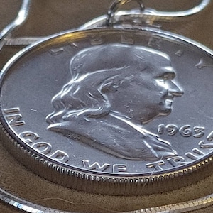 Wisiorek półdolarowy Americana Benjamin Franklin Silver z 1963 r. osadzony na łańcuszku typu wężyk ze srebra wysokiej próby. 30 mm