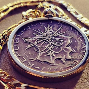 1976 Karte von modernem Frankreich, Paris geprägtes Messing, Gold gefüllter Franc-Münzanhänger an einer 18 kgf vergoldeten Kette mit französischem Echtheitszertifikat & Geschenkbox.