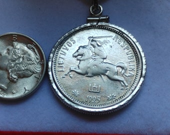 1925 Litauisk riddare med svärd monterad ryttare Golgata silvermynthänge halsband på en italiensk silverkedja, 25 mm b presentask