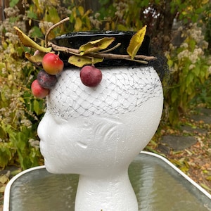 Fascinator in vernice nera vintage del 1960 con ciliegie