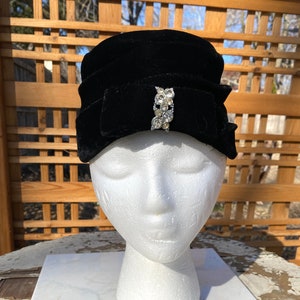 Vintage 1940s-1960s Black Folded-Velvet Toque