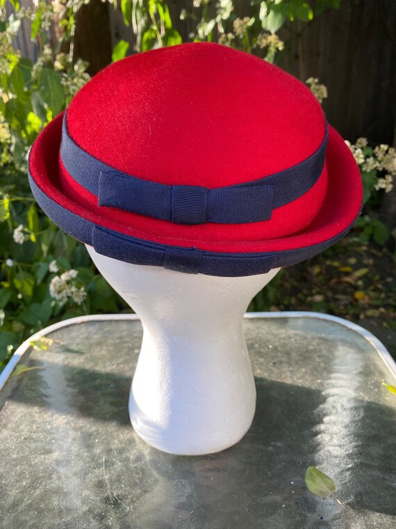 Vintage 1950s-1960s Red Felt Hat with Navy Ribbon… - image 3