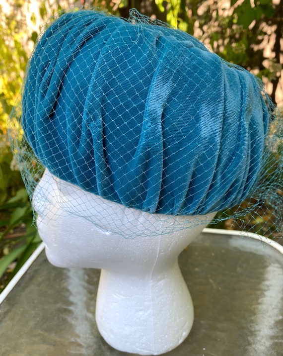 Vintage 1950s-1960s Blue Velvet Turban Hat with V… - image 2