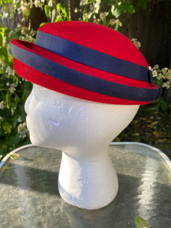 Vintage 1950s-1960s Red Felt Hat with Navy Ribbon… - image 2