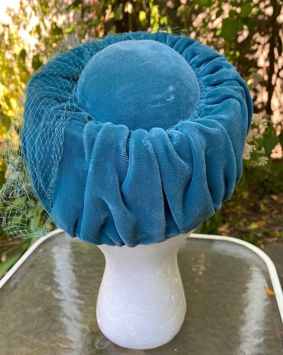 Vintage 1950s-1960s Blue Velvet Turban Hat with V… - image 3