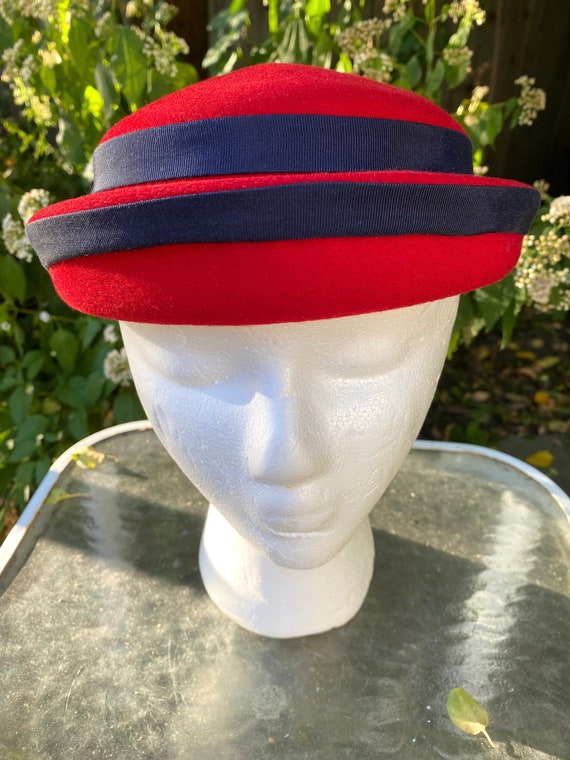 Vintage 1950s-1960s Red Felt Hat with Navy Ribbon… - image 1