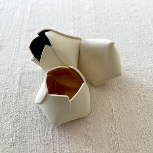 セラミックのカット＆フォールド花瓶：ステップバイステップのビデオチュートリアル