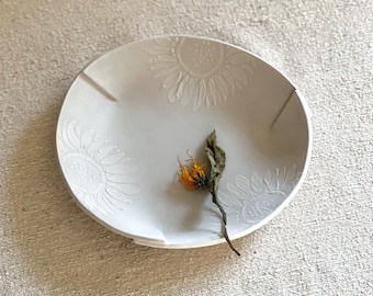 Ceramic Tutorial Video - Step by Step Guide on How to Make a Round Cut and Plate Plate with Sunflowers