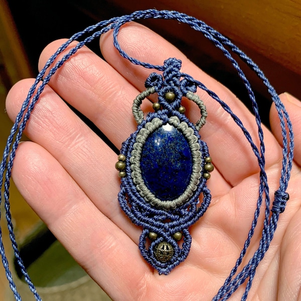 Collier macramé bleu et gris avec pierre Lapis Lazuli