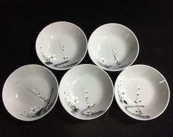 S0448 Vintage japanische Porzellanschalen, 5er-Set, handbemalt, pflaumenfarbenes Blumenmuster