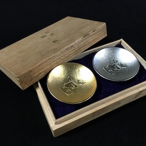 Set da sake vintage giapponese J1453 in argento sterling placcato oro 24 carati con inserti in legno.